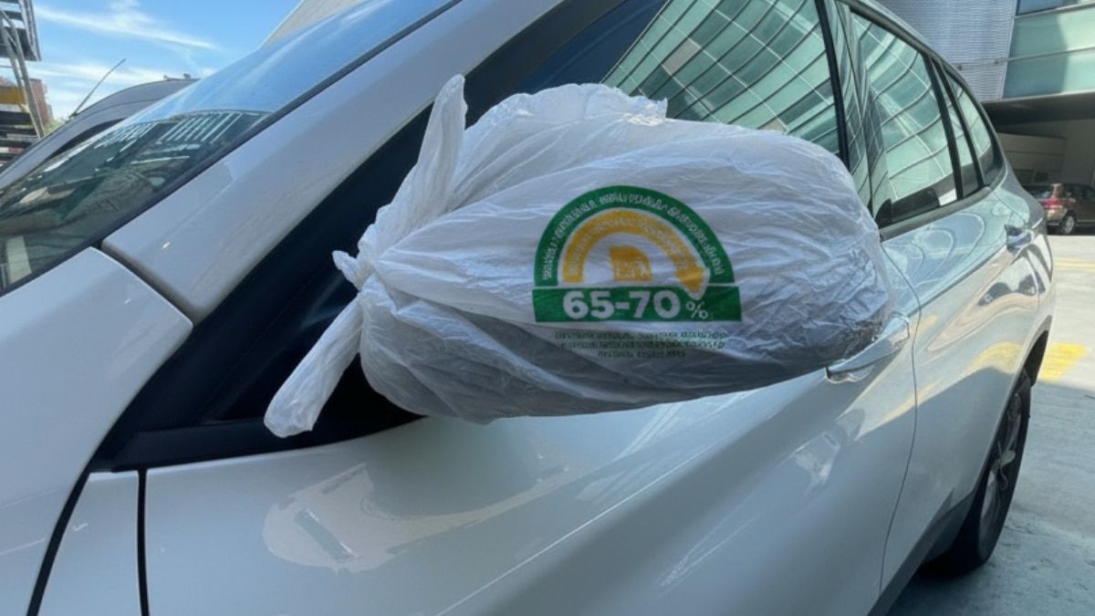 Un retrovisor cubierto con una bolsa