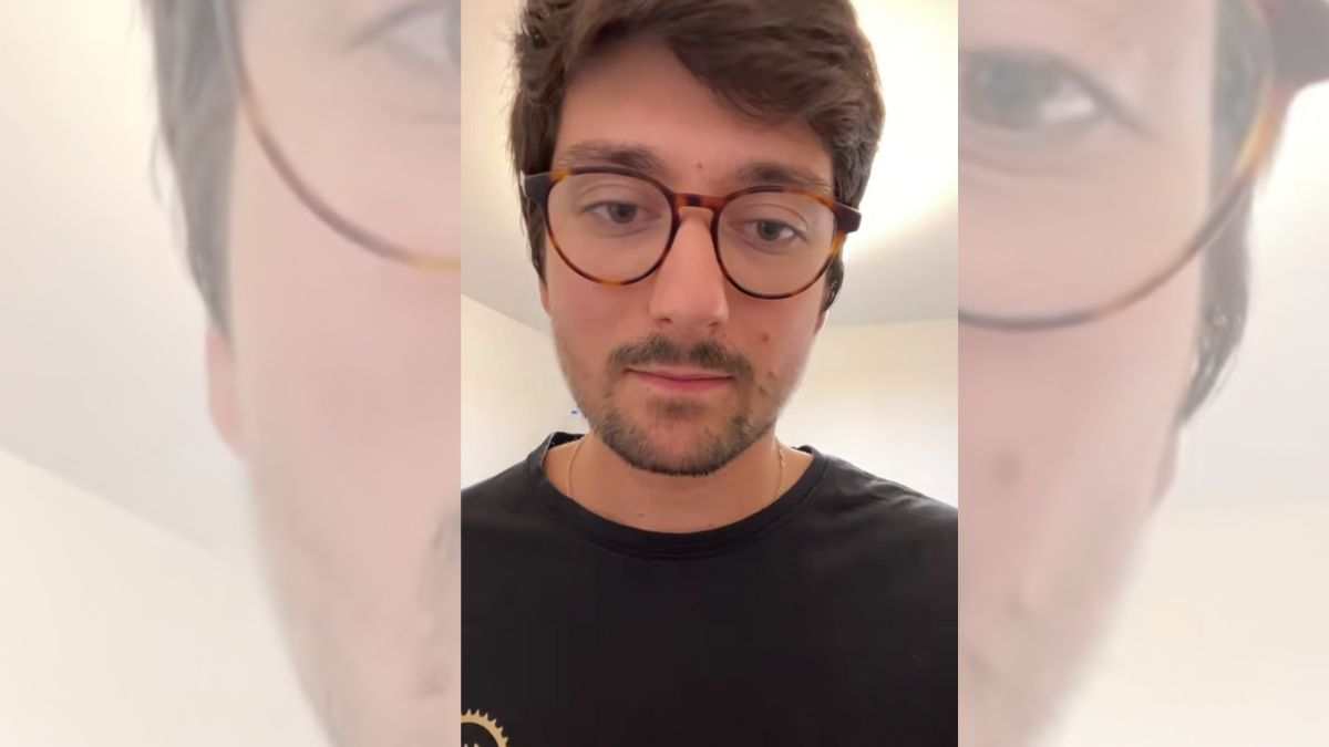 Alex durante el video