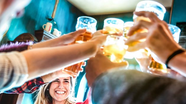 Despedida una trabajadora que estaba de baja por una operación de varices: el detective de la empresa la ‘pilló’ bebiendo cerveza en varios bares