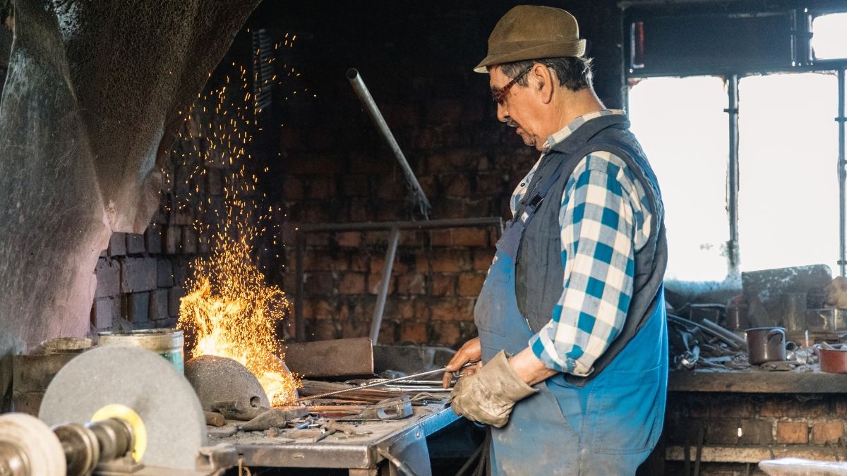Un herrero trabajando en la fragua
