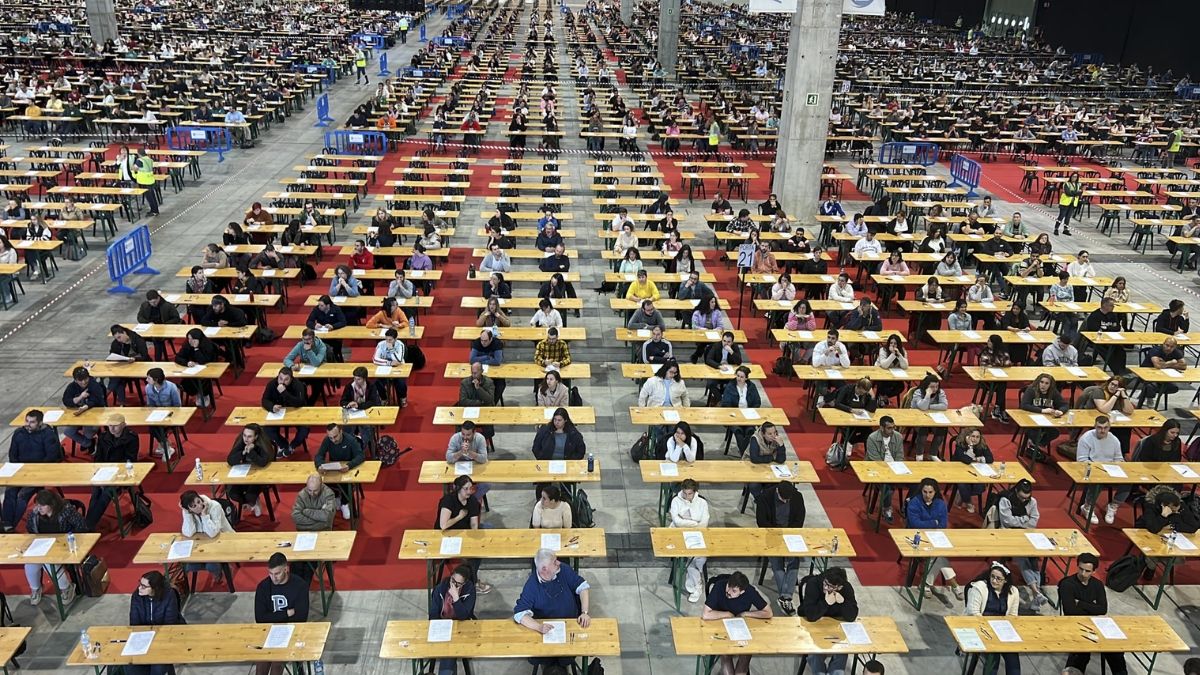 Un grupo de opositores esperando a realizar su examen
