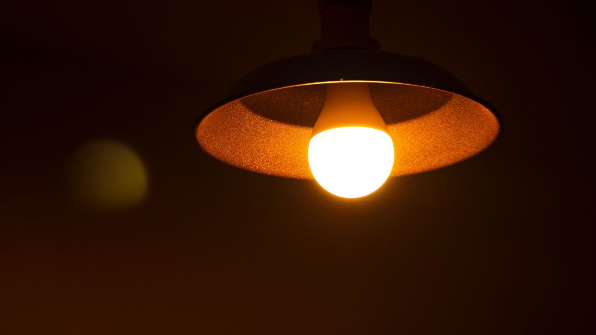 Una lámpara encendida