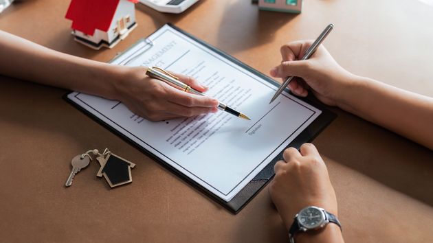 Expertos inmobiliarios lo dejan claro:  qué cláusulas tienen que incluir los caseros para blindar sus contratos de alquiler