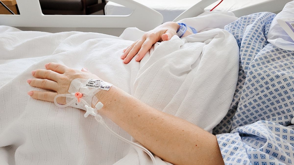 Mujer ingresada en un hospital