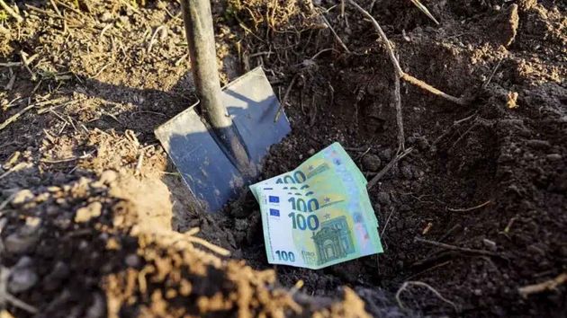 Un agricultor va a limpiar su finca de arbustos y encuentra miles de billetes, pero la Policía tenía una sorpresa para él