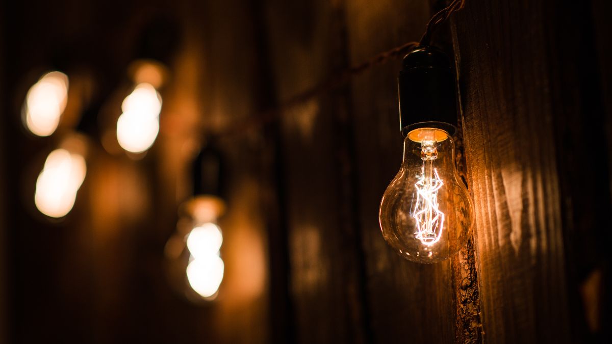 Unas bombillas encendidas por la noche