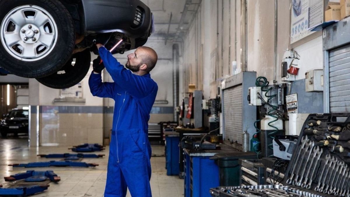 Un mecánico trabajando con un coche