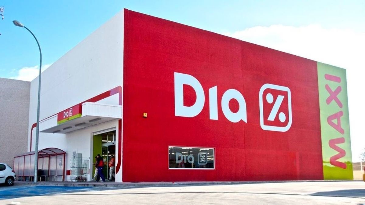 Un supermercado DIA con gente saliendo