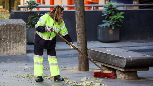 Una barrendera gana 140.000 euros de la mutua por retrasos y errores al tratarla tras un accidente laboral