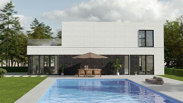 La casa prefabricada que arrasa en España: terraza de 22 m², 3 baños y 4 dormitorios con vestidor y lavadero