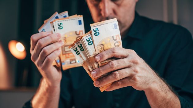 Un padre se libra de pagar 500 euros de pensión a sus hijos de 26 y 23 años que ya trabajaban y podían mantenerse por sí mismos