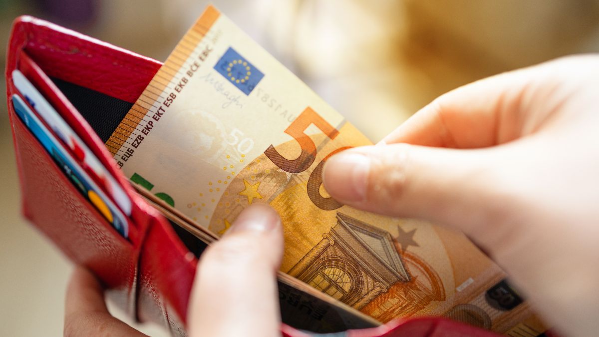 Una cartera con 50 euros