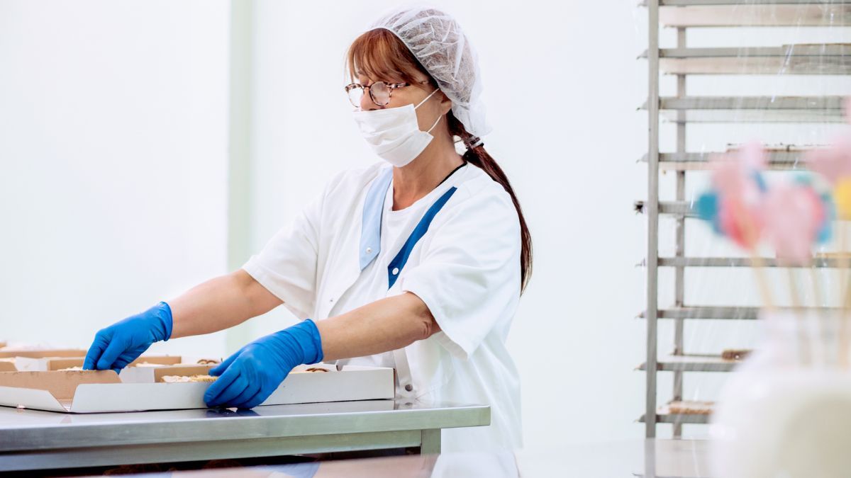 Una manipuladora de alimentos