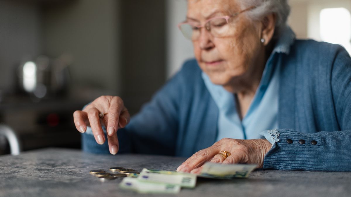 Una mujer mayor contando dinero