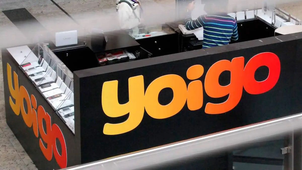 Logo de Yoigo en un punto de venta de la compañía