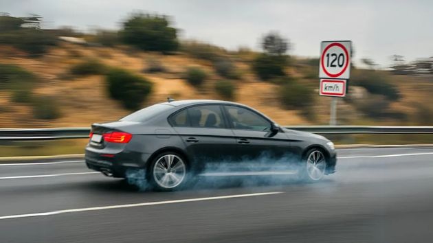 Si conduces a 120 km/h por el carril izquierdo y alguien te quiere adelantar, ¿estás obligado a apartarte? Esto es lo que dice la DGT