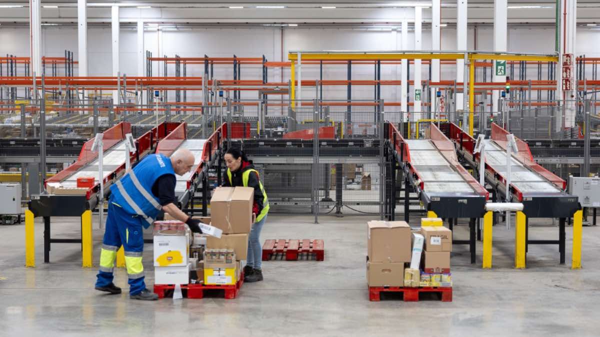 Dos empleados trabajando en un almacén