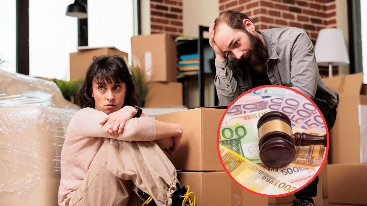 Personas tristes haciendo una mudanza junto a un mazo de juez con billetes de euro