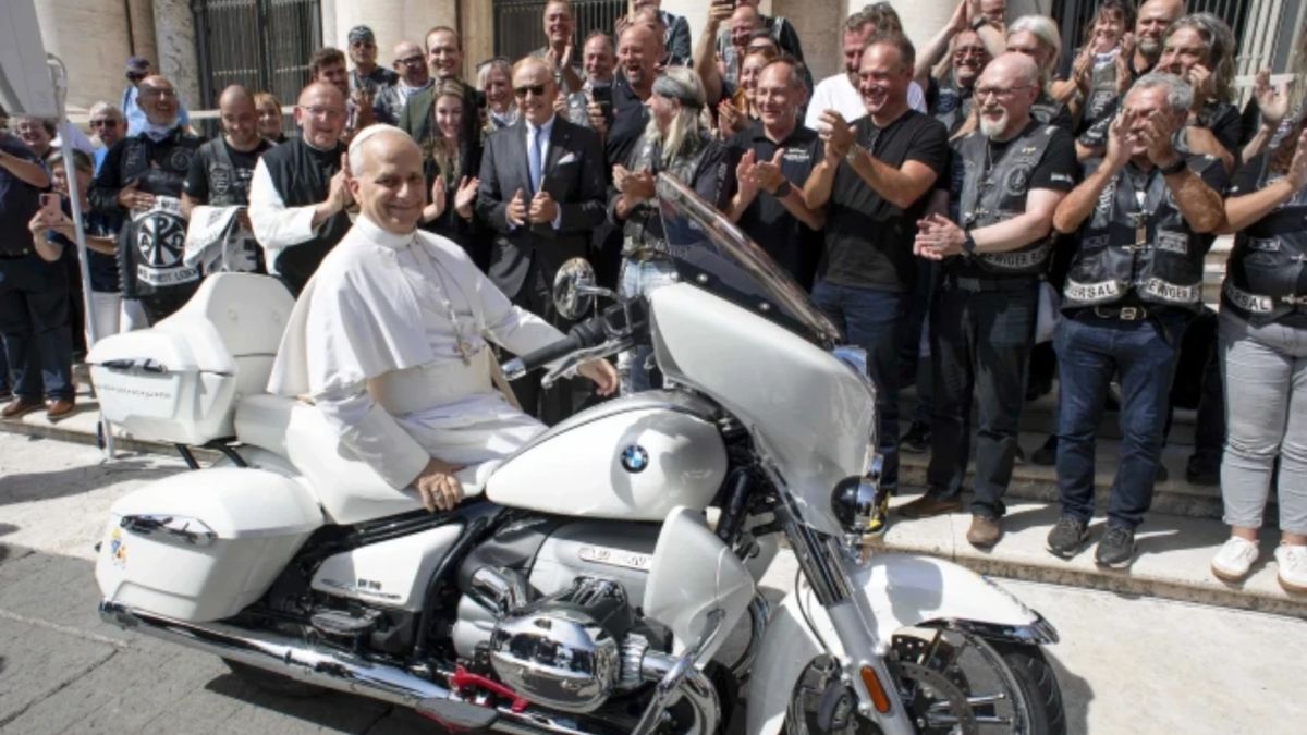 El Papa León XIV montado en su nueva moto