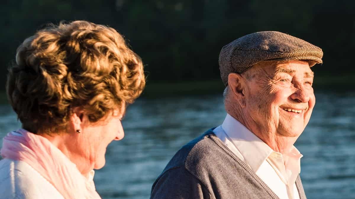Dos mayores sonriendo