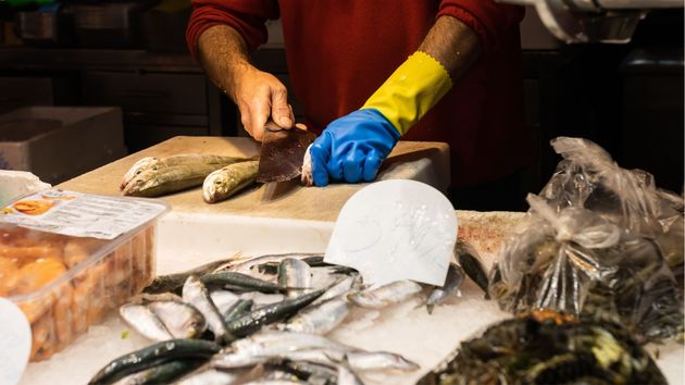 Despedido el trabajador de un supermercado con 11 años de antigüedad por llevarse una bolsa de boquerones sin pagar: es procedente