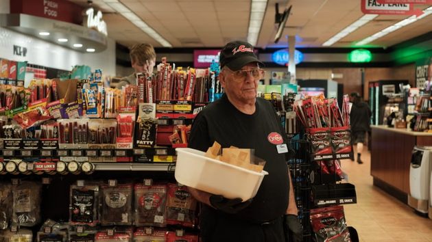 Un jubilado vuelve a trabajar porque no puede pagar el tratamiento de su mujer: “sigo justo de dinero, pero espero poder cobrar la pensión algún día”