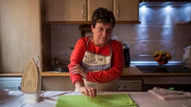 Una empleada de hogar interna es despedida por llevar a su hija y nieta a la casa donde trabajaba: es procedente y se queda sin indemnización