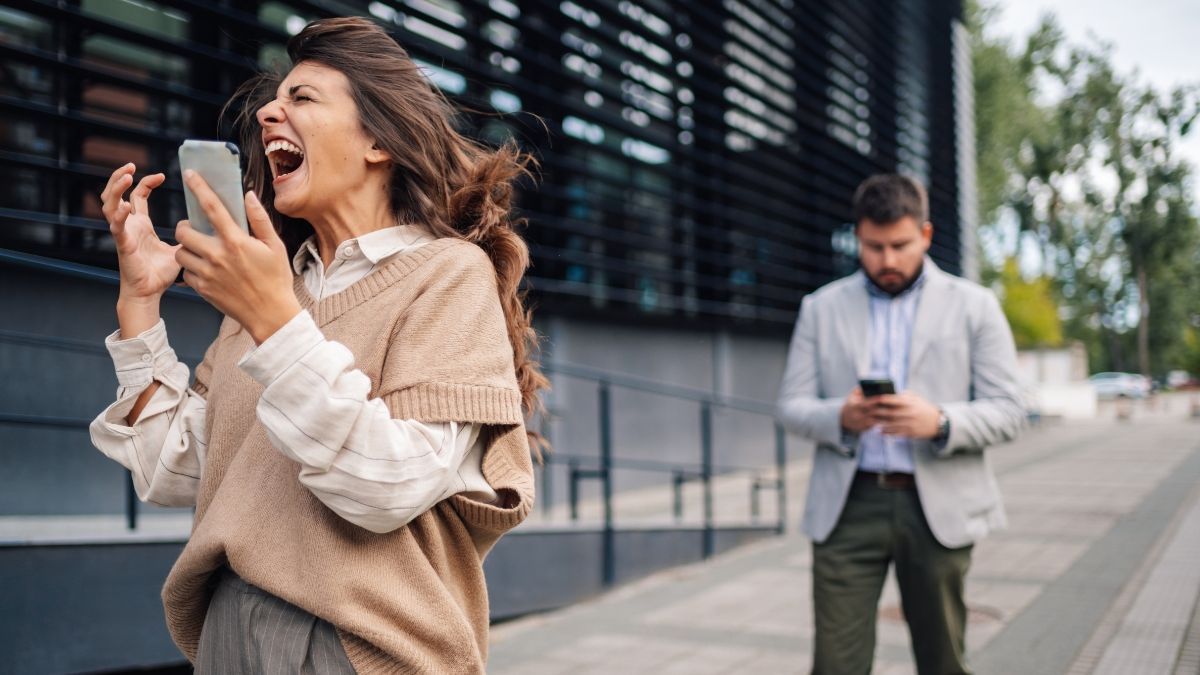 Una mujer hablando a gritos por su teléfono móvil