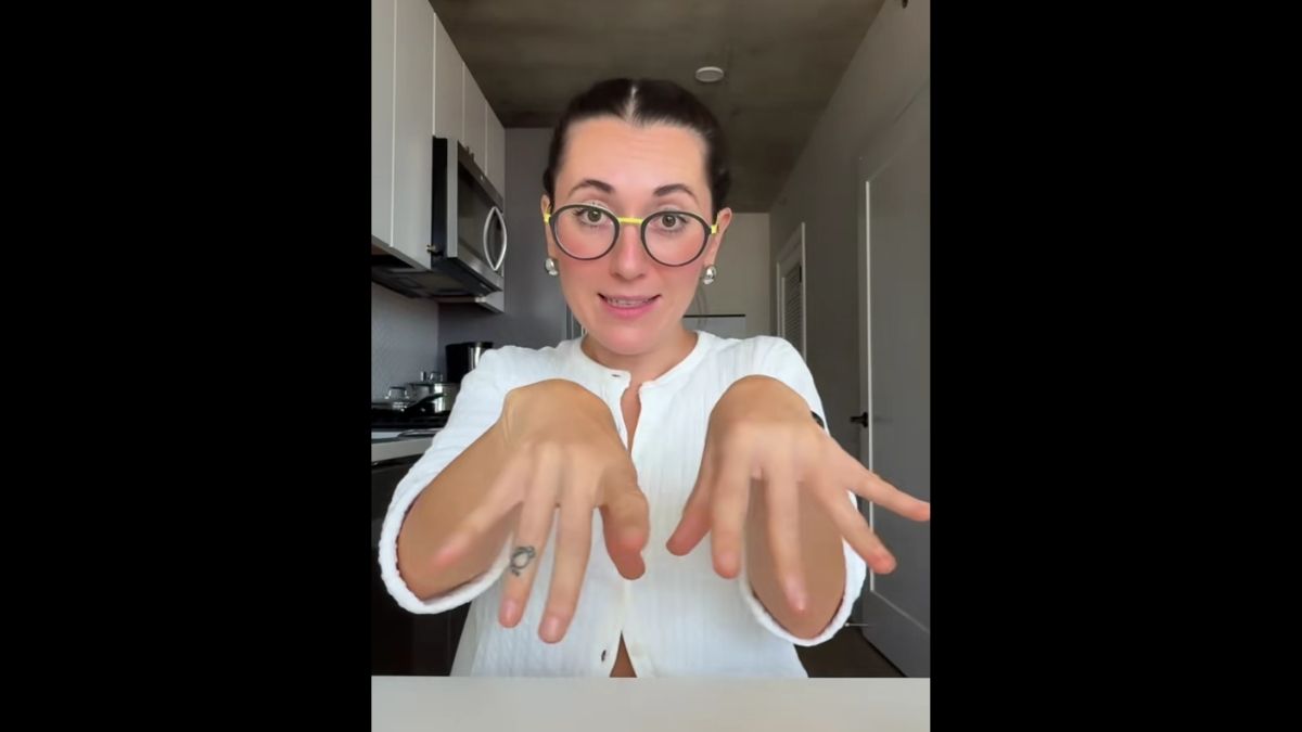 La usuaria de Tiktok hace gestos mientras se graba