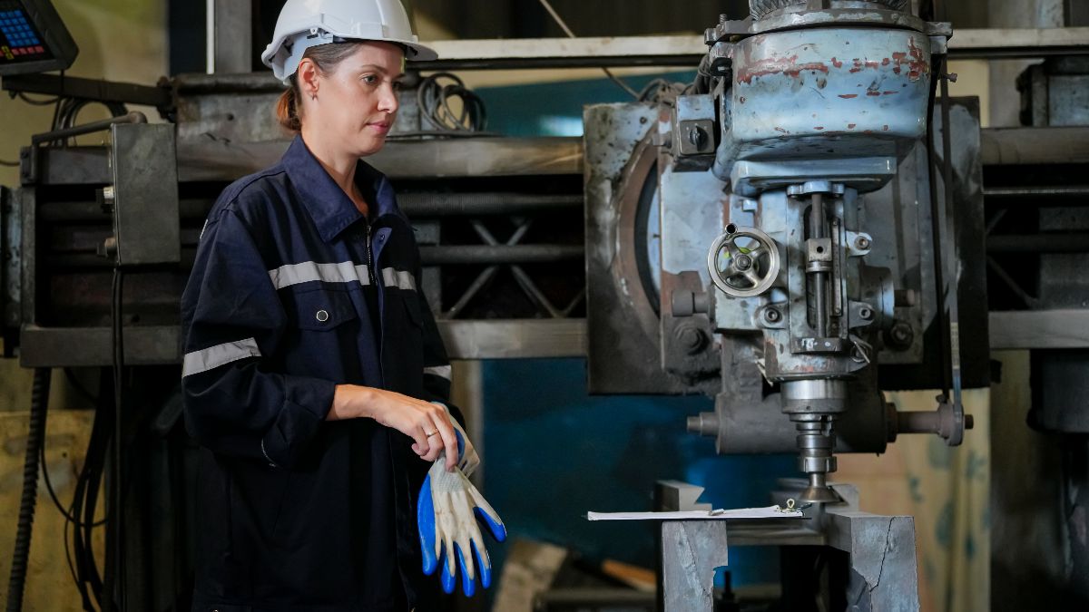 Una empleada en la fábrica