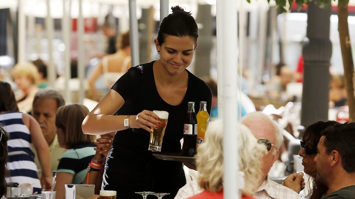 Una camarera trabajando