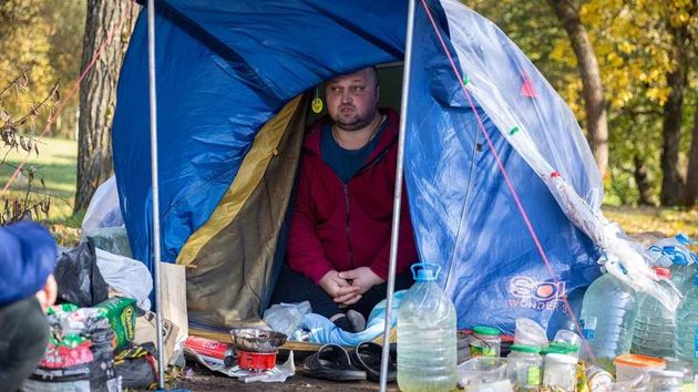Baptiste (29 años) es profesor contratado, cobra 2.300 euros y ahorra 1.300 euros todos los meses: “Solo tengo mi tienda de campaña y estoy muy contento”