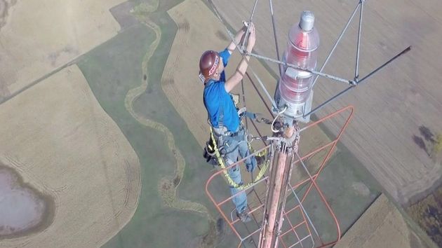 El técnico que cobra 40.000 euros por subir a 450 metros de altura y cambiar una bombilla dos veces al año