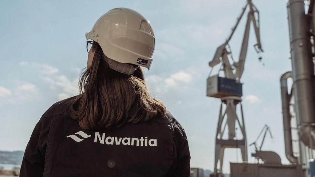 Una mujer trabajadora de Navantia con casco