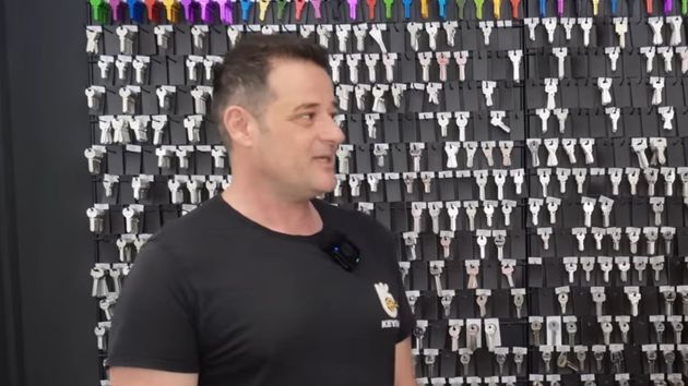 Roberto, cerrajero, no se corta al hablar de los engaños en este tipo de negocios: "abrir una puerta puede costar hasta 1.000 euros"