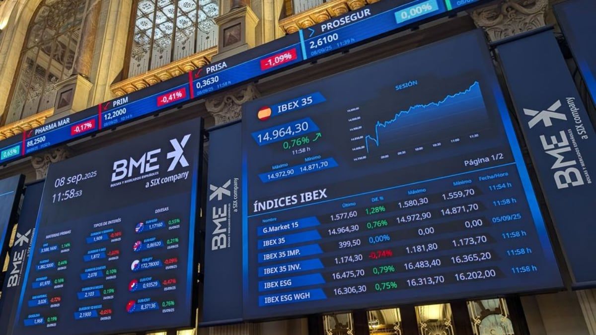 Vista general de los paneles del Ibex 35 en el Palacio de la Bolsa de Madrid. 