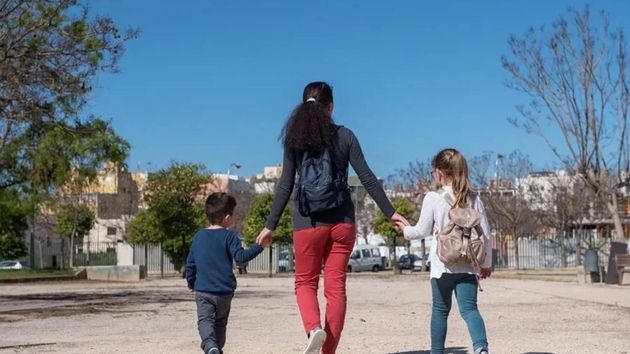 Es oficial: la ayuda de hasta 2.200 euros para familias que se puede solicitar ya con estos requisitos