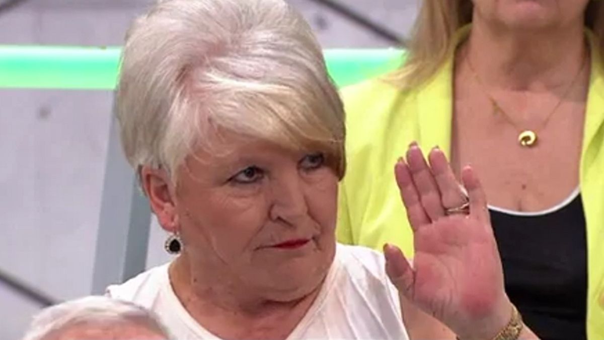 La pensionista levanta la mano durante el debate