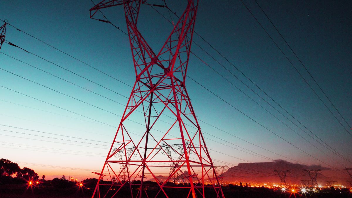 Una torre eléctrica, mientras atardece