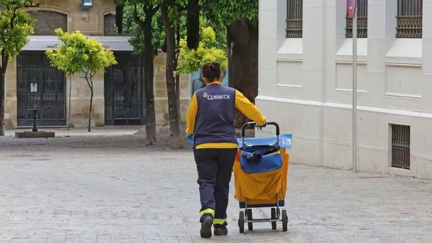 Correos despide a una trabajadora con 40 años de antigüedad por esconder paquetes en la ducha del baño de mujeres: la Justicia dice que es procedente