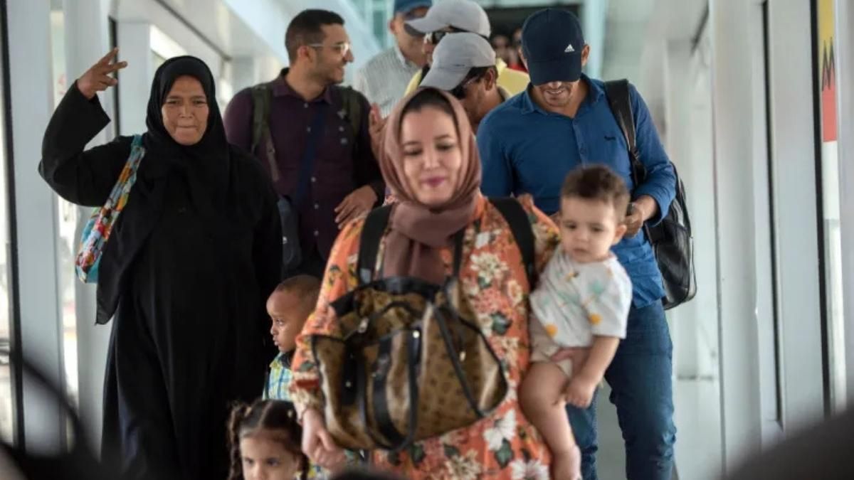 una mujer marroquí con su familia en un aeropuerto