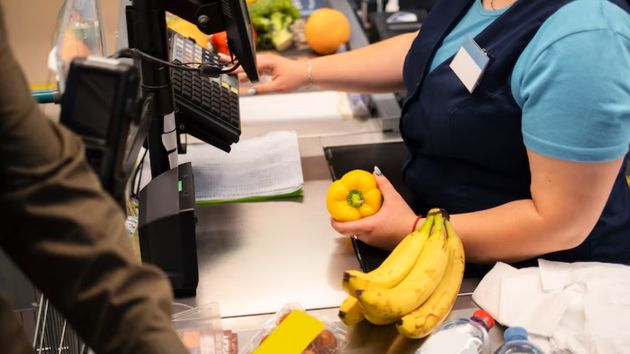 Una cajera de supermercado cobra 20 euros a sus padres por una compra de 150 euros: el encargado la pilla y ahora están acusados de hurto