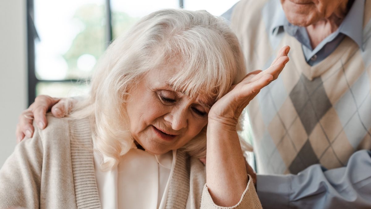 Una jubilada se lleva la mano a la cabeza