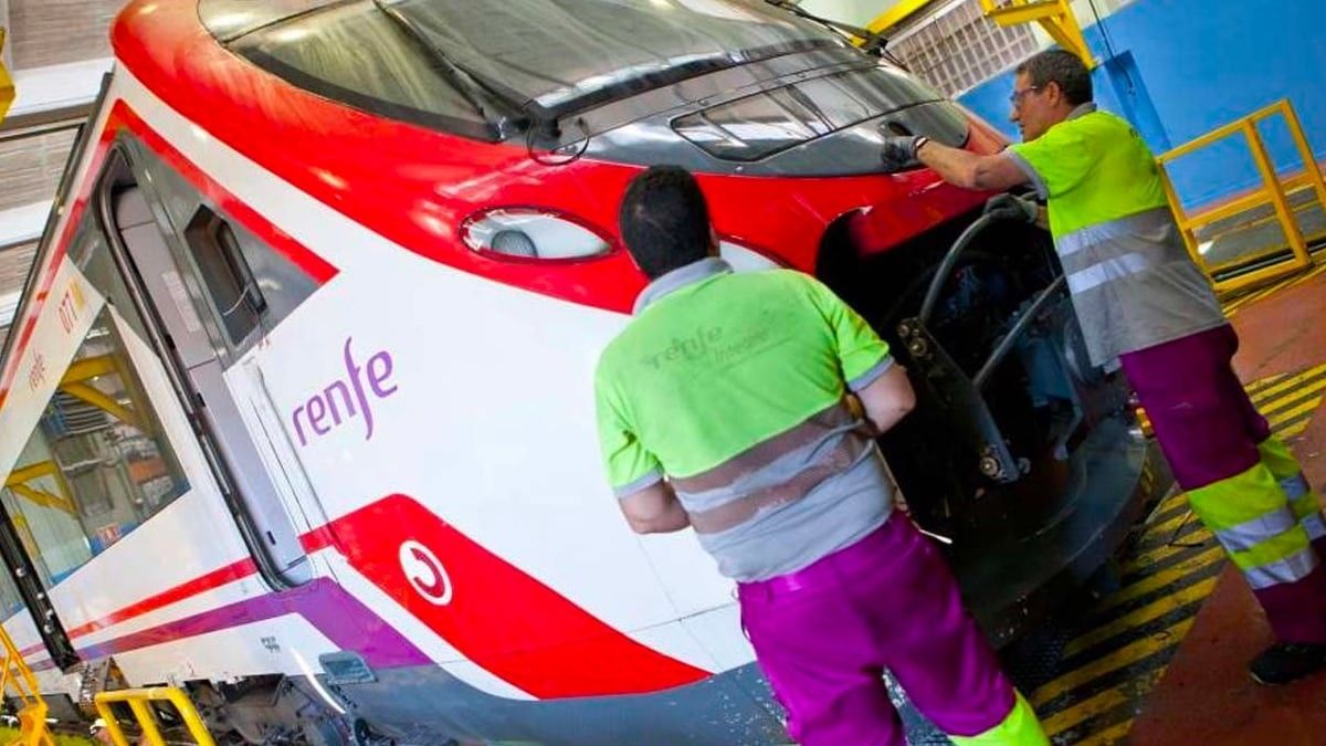 Dos trabajadores de Renfe trabajan en un tren
