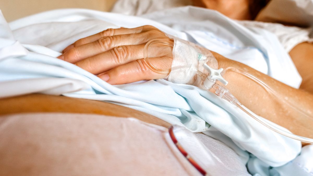 Un trabajador tras sufrir un infarto