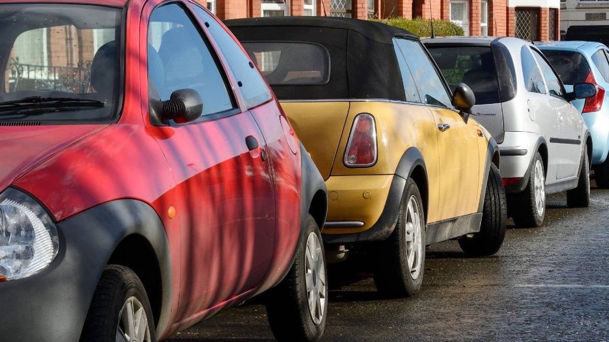 coche aparcado al contrario en una calle