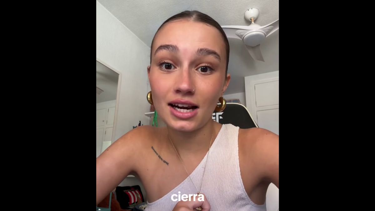 joven becaria deja trabajo estrujan