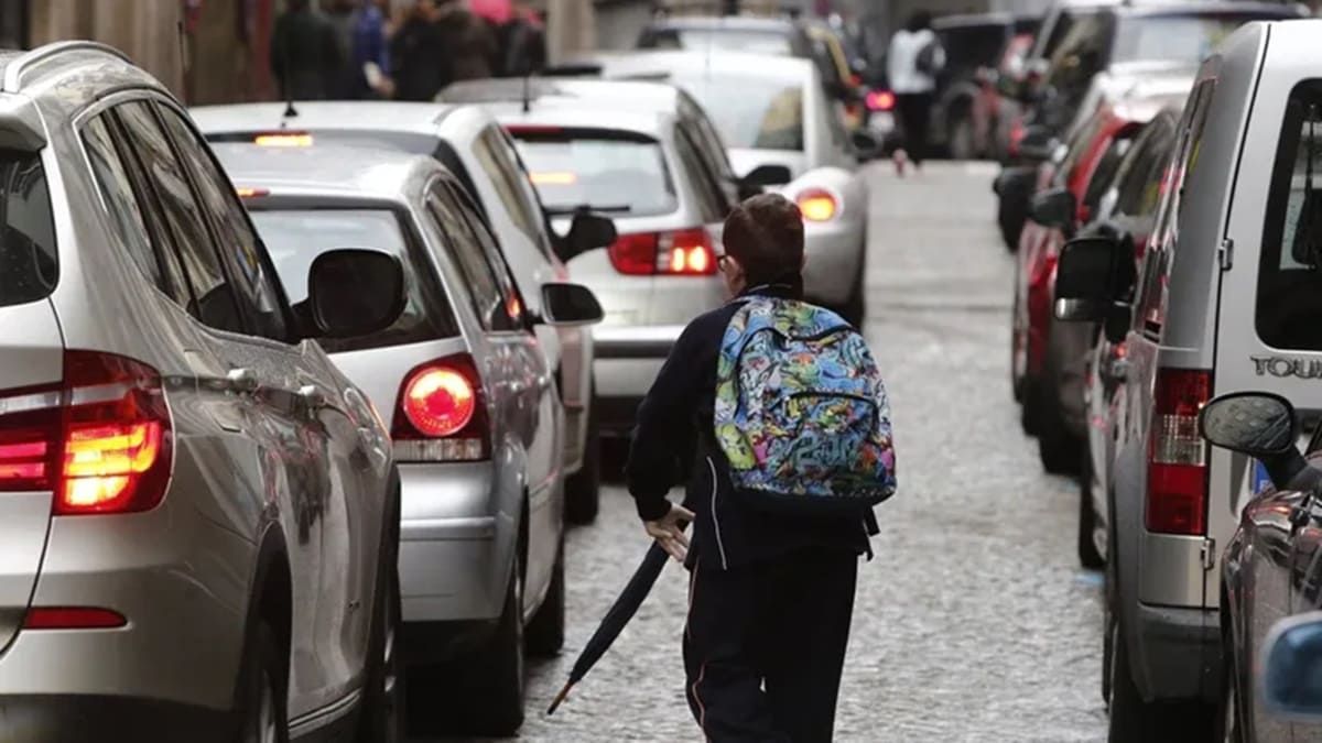El truco de la mochila para dejar y recoger a los niños en el colegio.