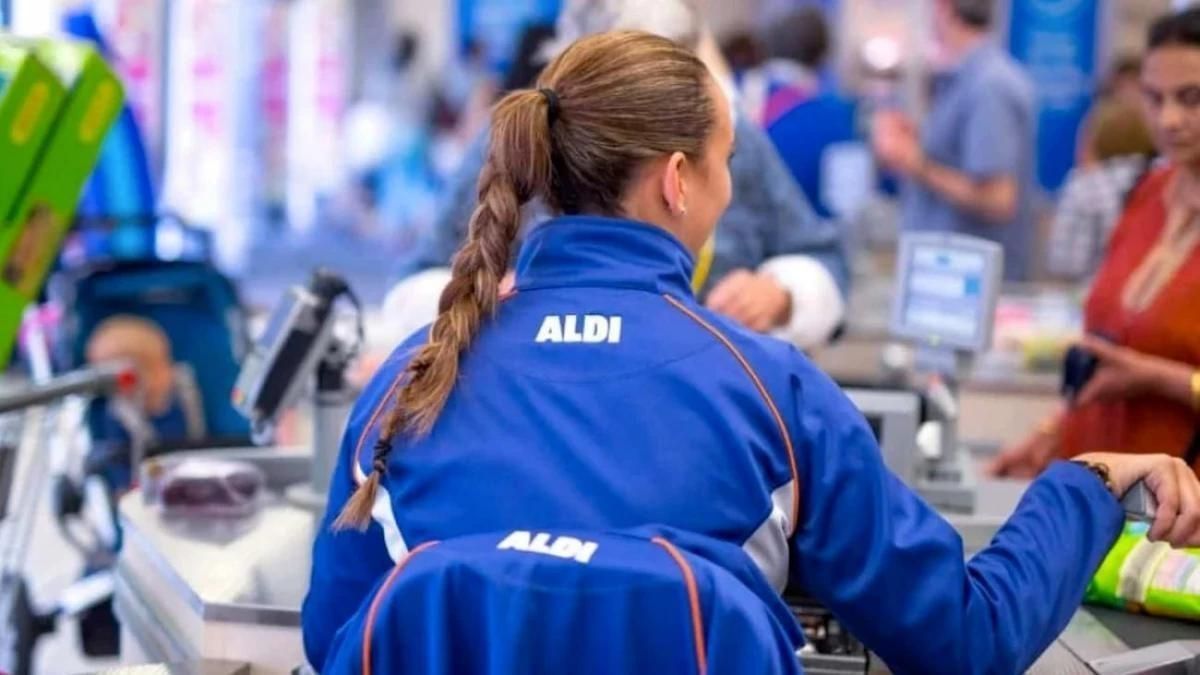 Una trabajadora de Aldi en las cajas