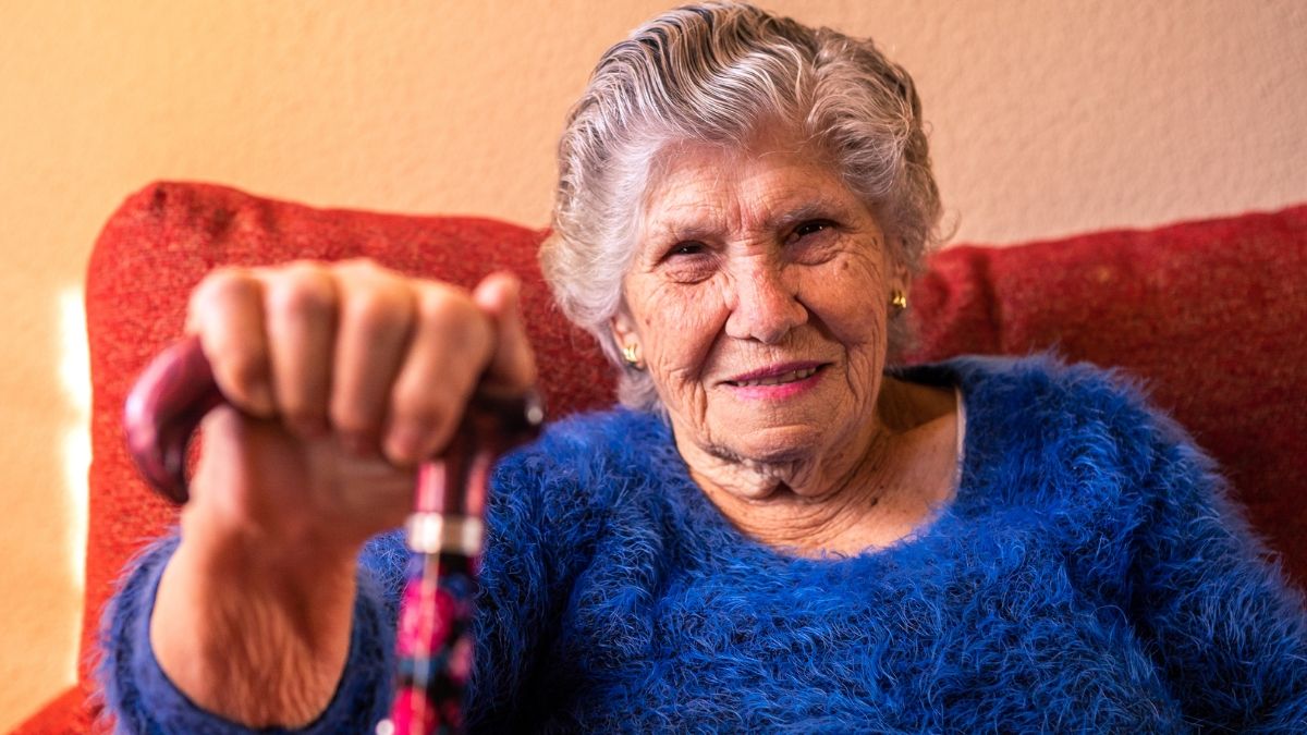 Una anciana sujetando un bastón